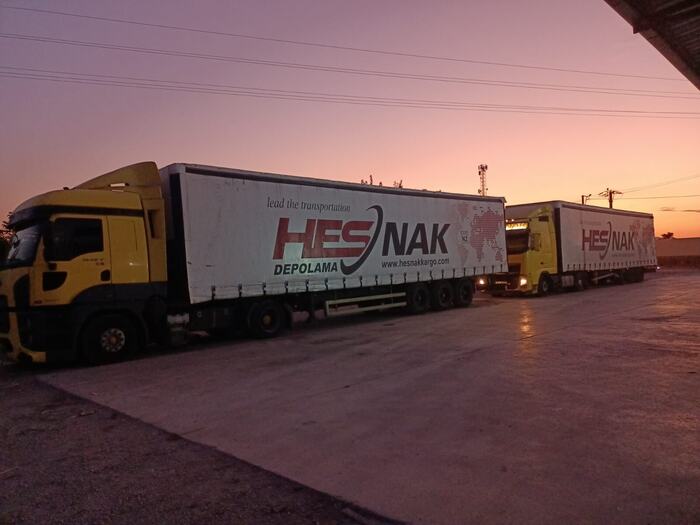 Gün batımında Hesnak tırları