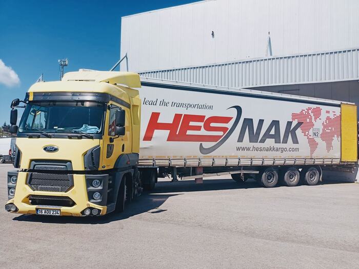 Sarı Ford kamyon ve Hesnak dorsesi