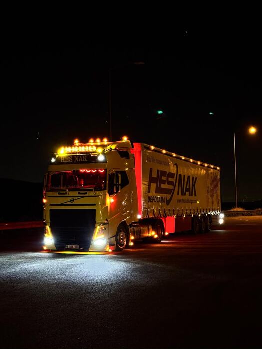 Gece ışıkları yanan Hesnak tırı