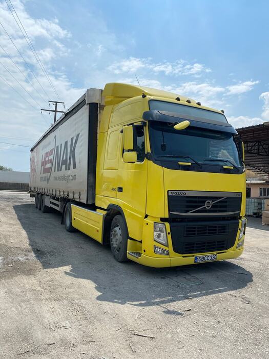 Sarı Volvo tır yandan görünüm
